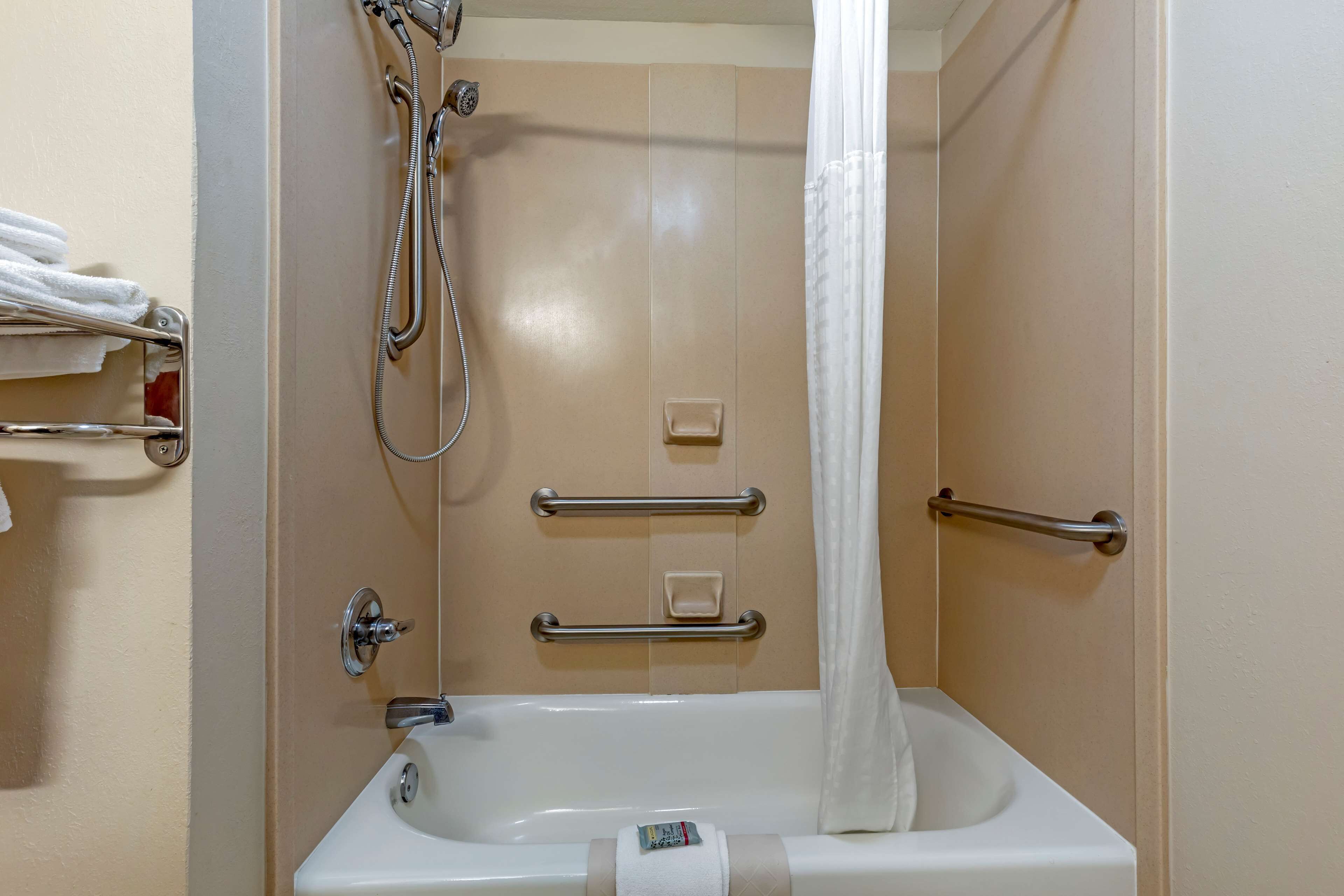 standard room, 1 king bed, accessible, bathtub | bathroom | combined shower/bathtub, free toiletries, hair dryer, towels