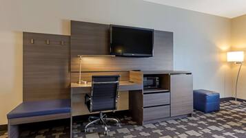 Escritorio, espacio para trabajar con un portátil, cortinas opacas