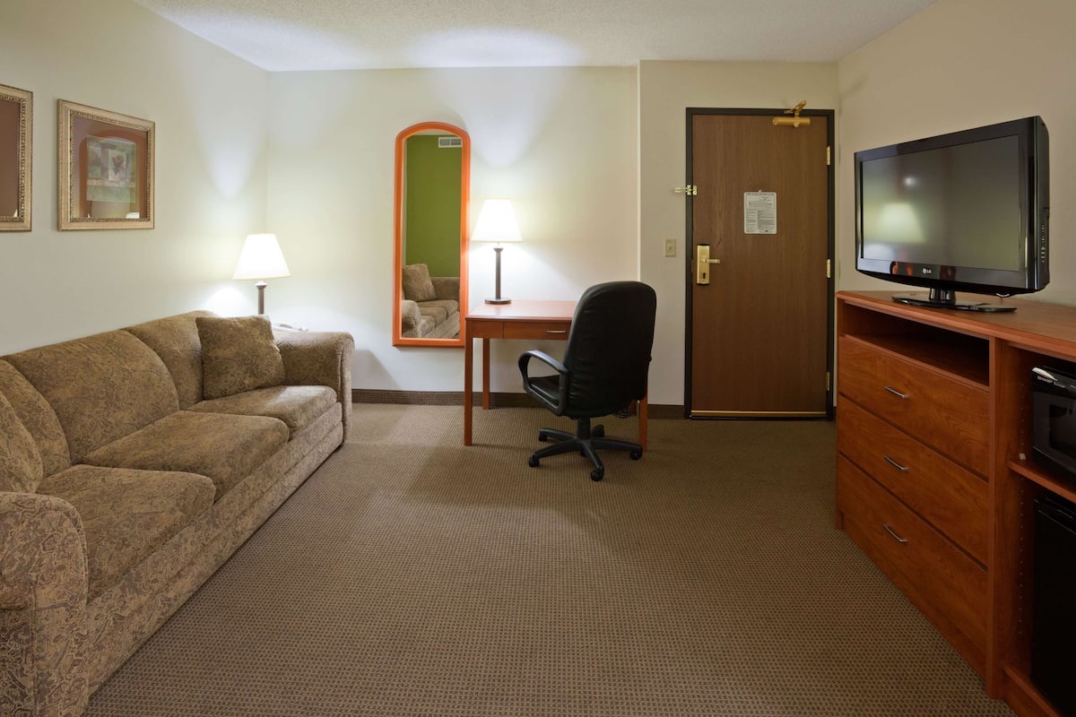 Soundproofing, iron/ironing board, rollaway beds, free WiFi