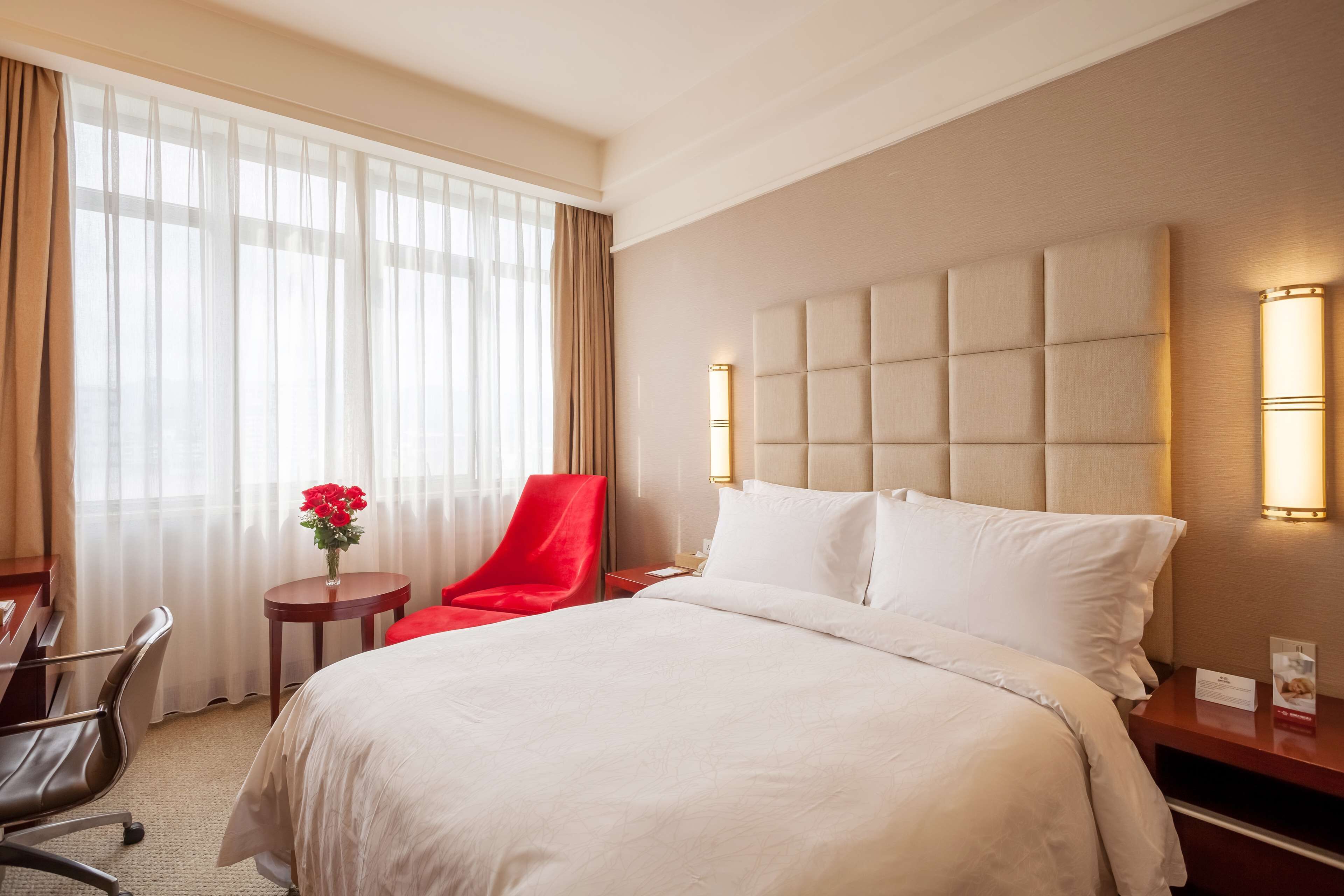 standard room, 1 queen bed, non smoking | premium bedding, free minibar, in-room safe, desk