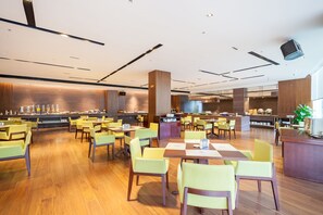 2 restaurantes, com serviço de café da manhã e almoço; culinária chinesa