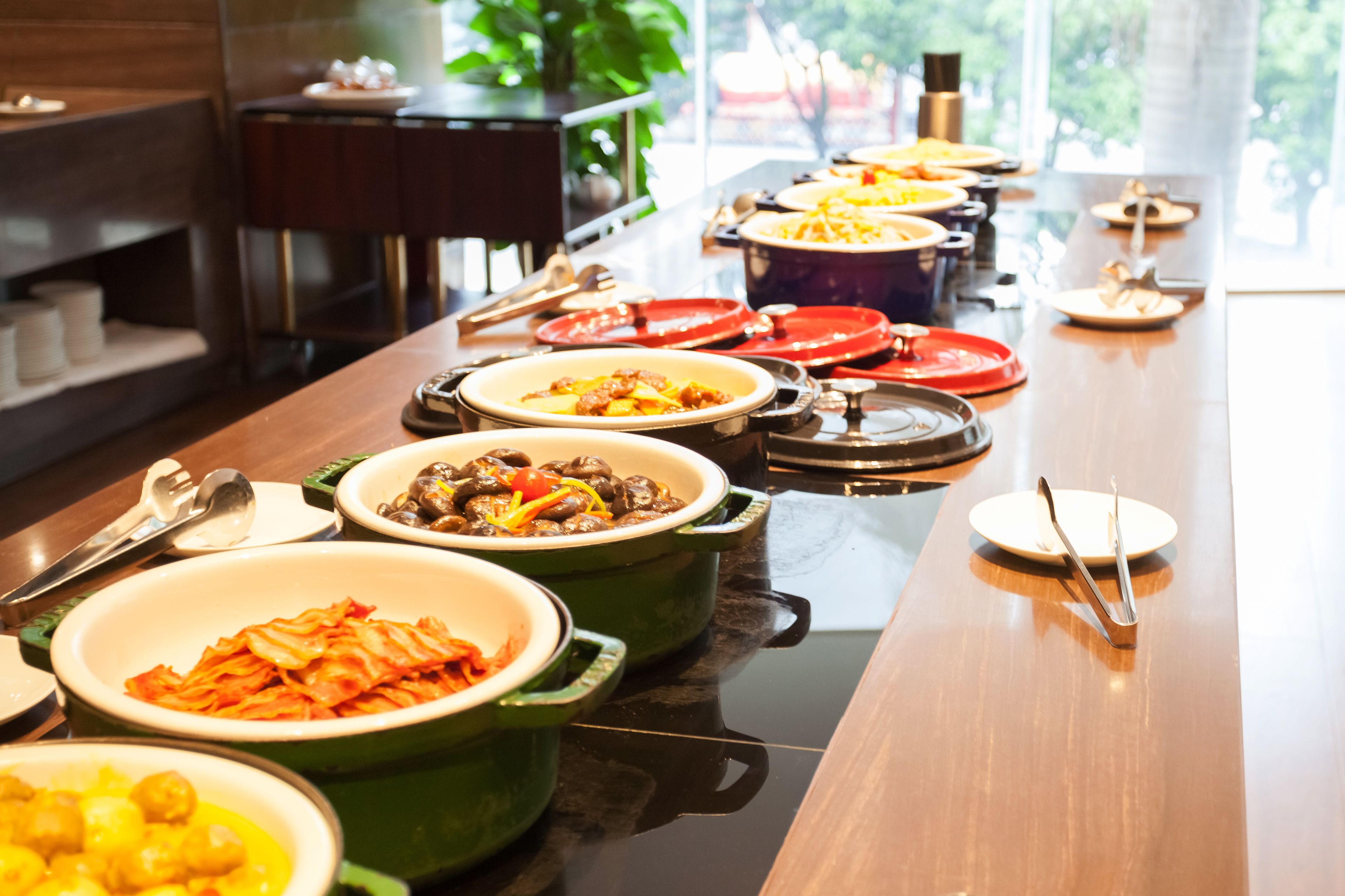 2 restaurants, breakfast, lunch, dinner served; chinese cuisine