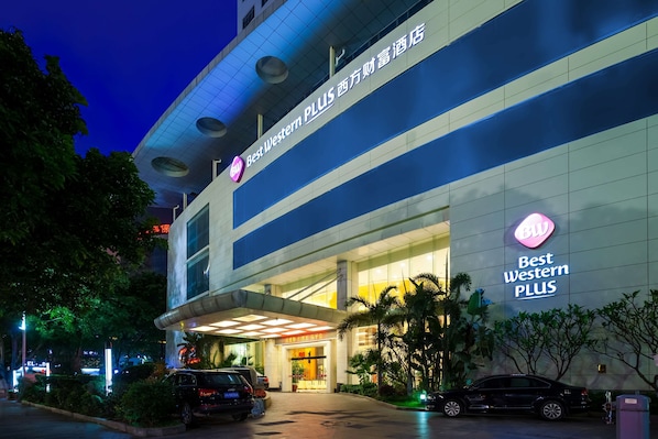 A hotel entrance with a sign reading "Best Western PLUS" and a large illuminated logo. - Best Western Plus Fuzhou Fortune Hotel (Fuzhou)