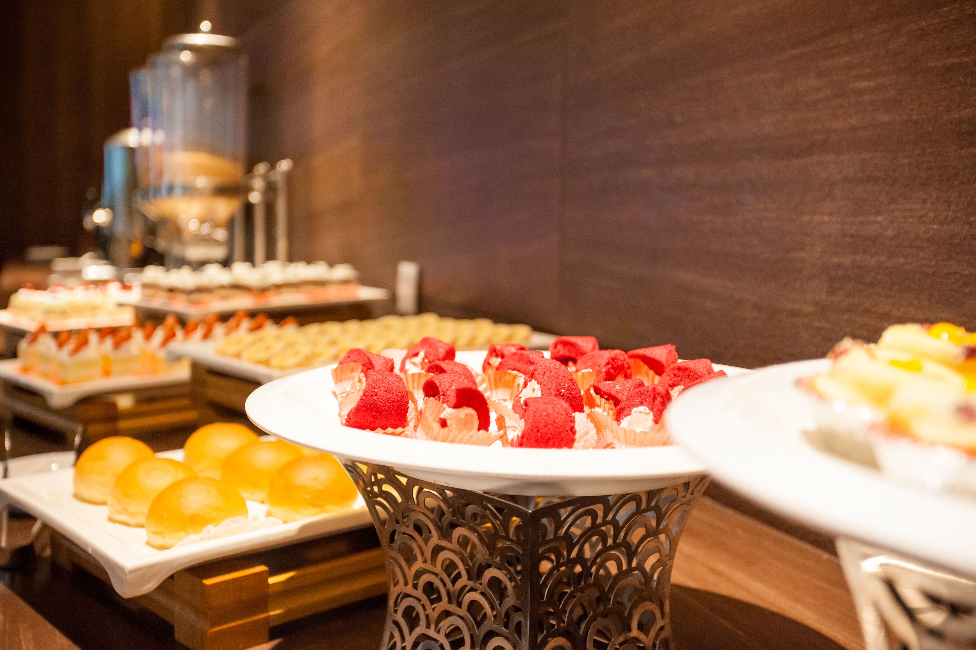 2 restaurants, breakfast, lunch, dinner served; chinese cuisine