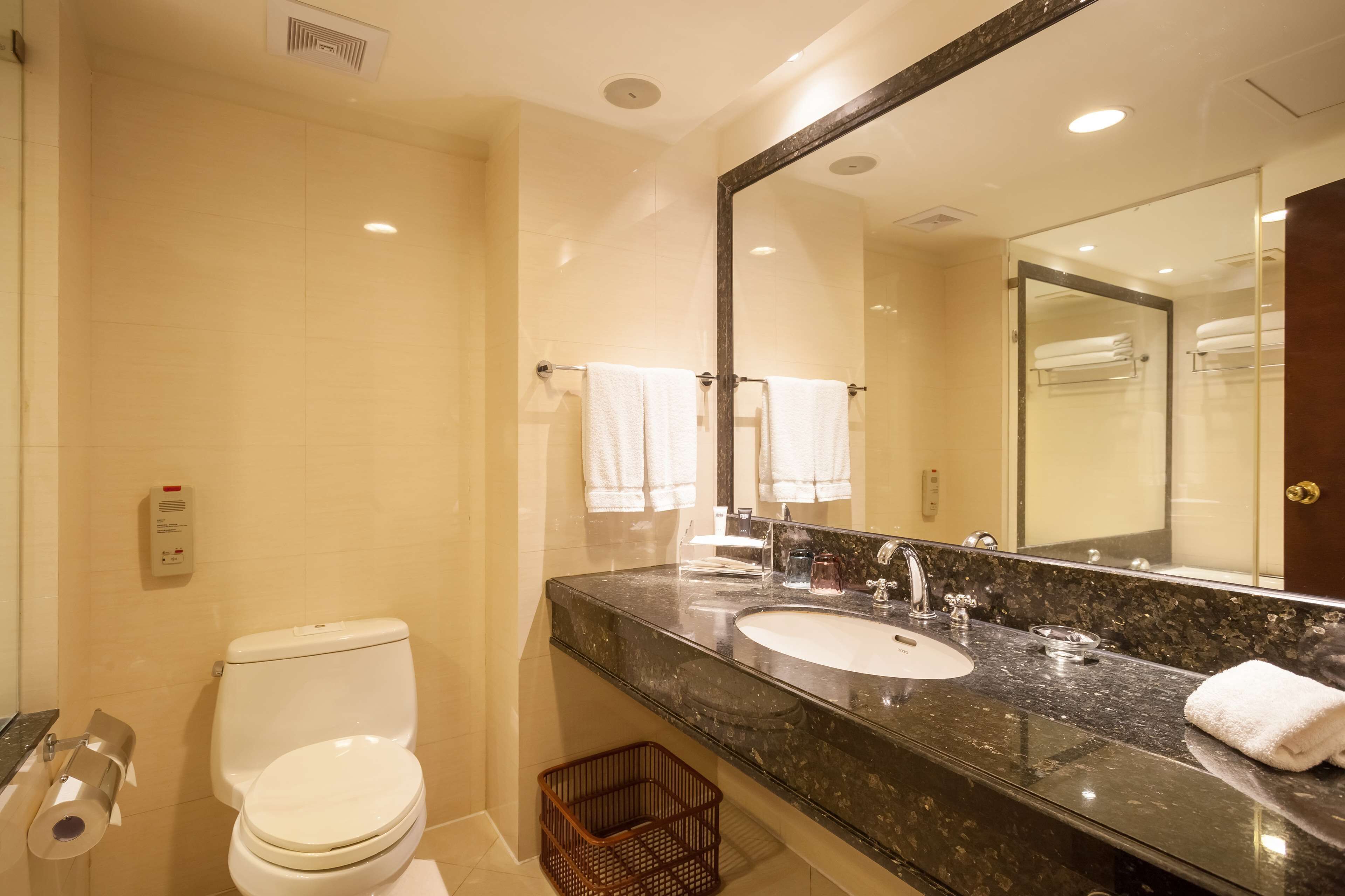 business room, 1 king bed, non smoking | premium bedding, free minibar, in-room safe, desk