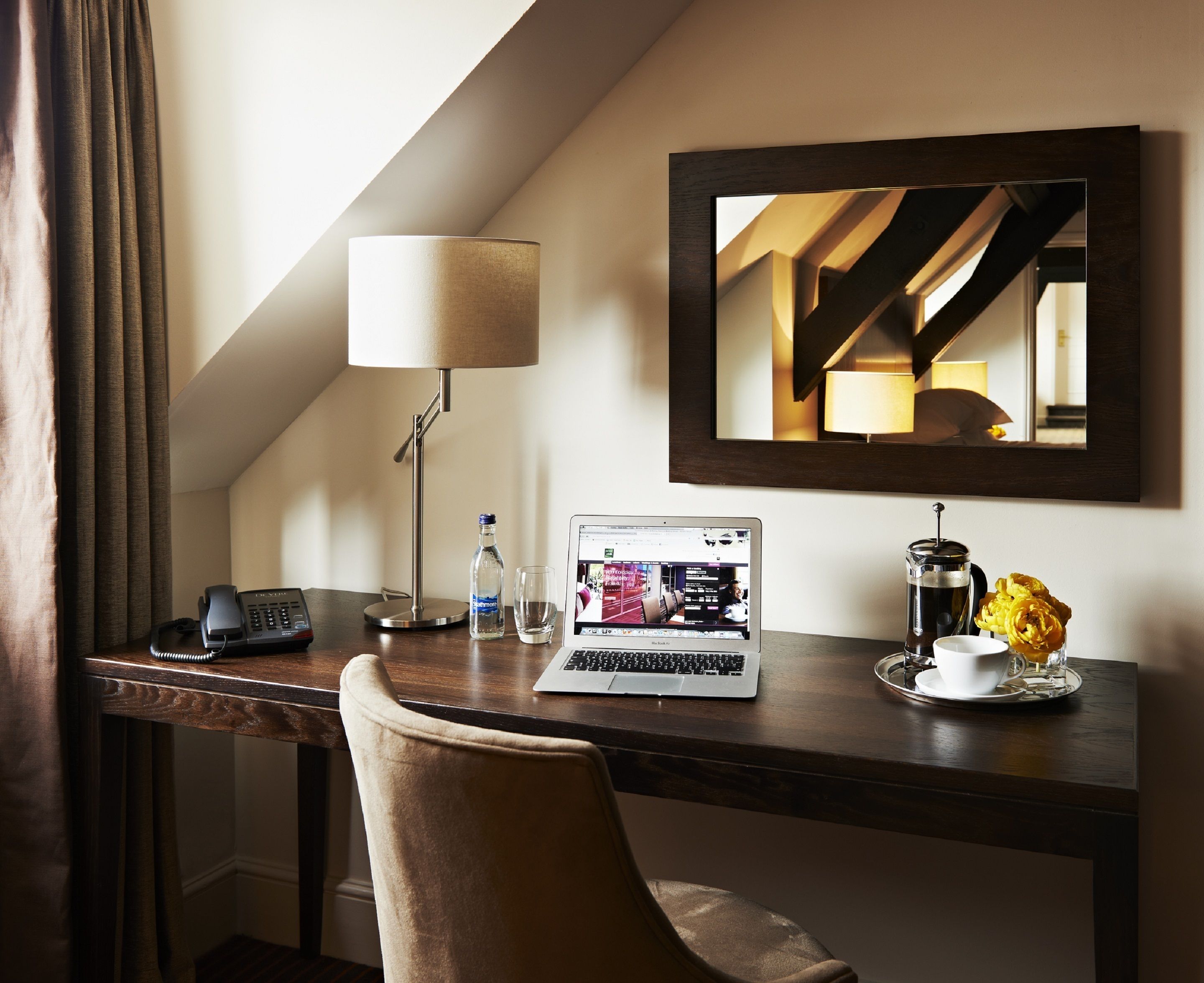 Deluxe Suite | In-room safe, desk, laptop workspace, iron/ironing board