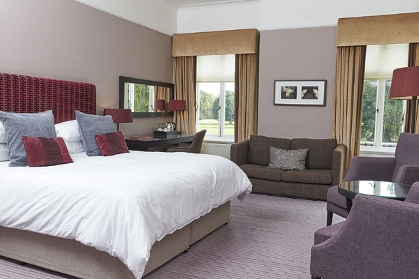 Peti besi dalam bilik, meja, ruang kerja komputer riba