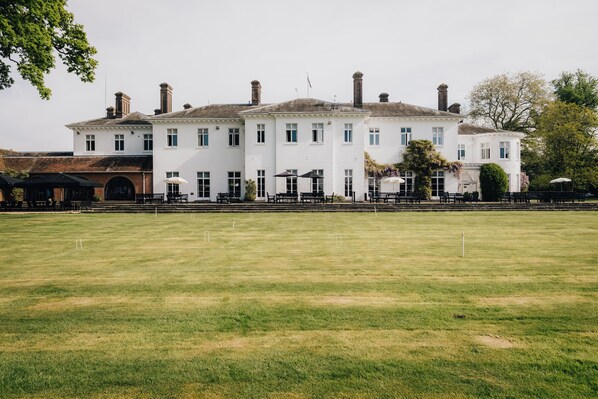 A large white building with multiple windows and a lawn in front. - Milton Hill (Abingdon)