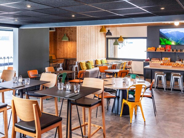 Daily buffet breakfast for a fee - ibis Pontarlier (Pontarlier)