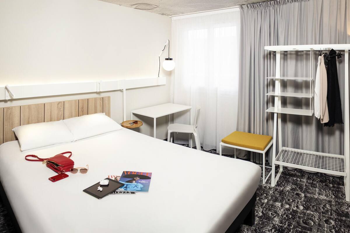 Standard Room, 1 Double Bed | In-room safe, desk, soundproofing, iron/ironing board
