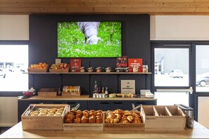 供应晚餐，法国菜，室外就餐