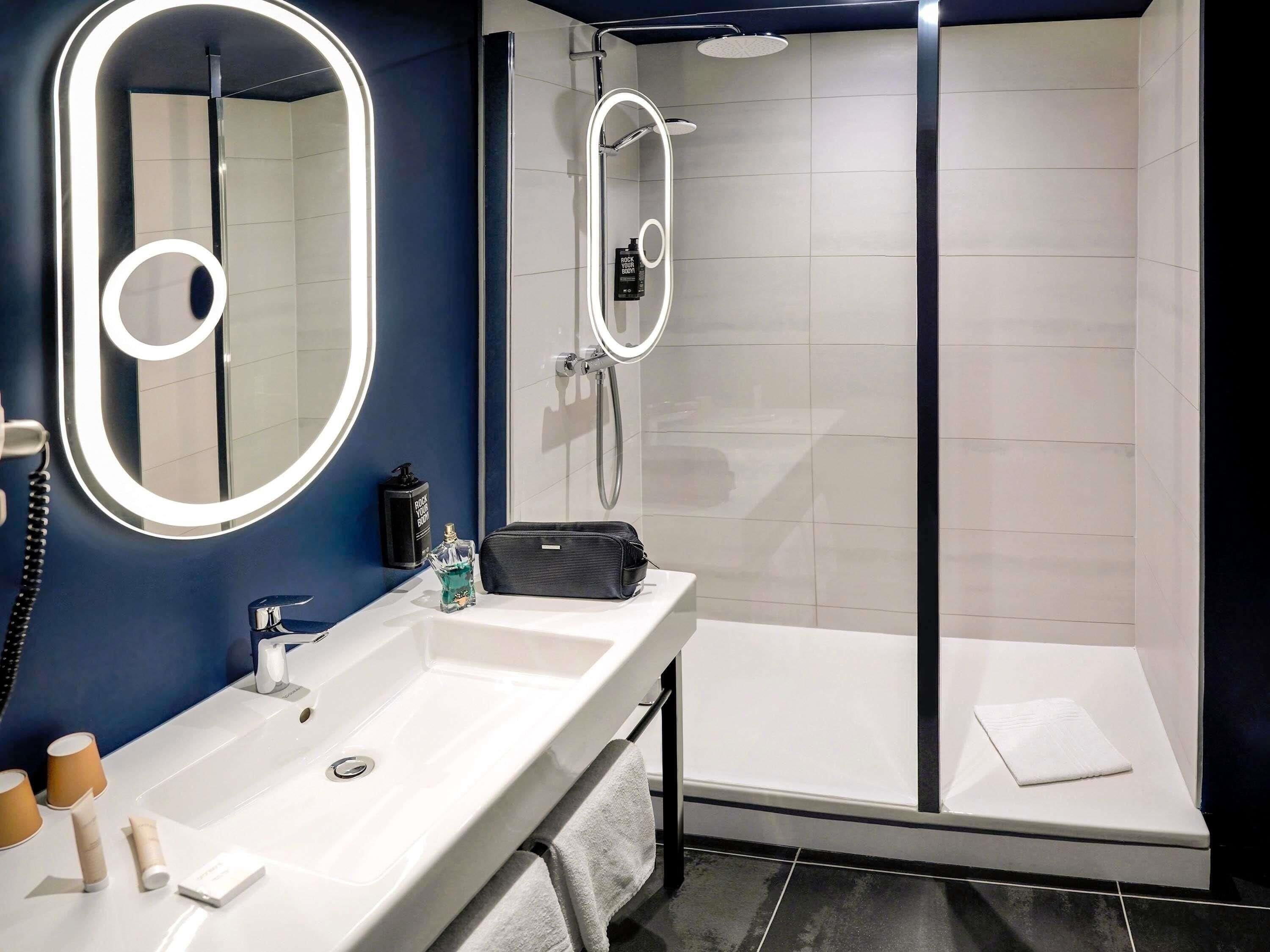 Habitación estándar, 1 cama doble | Caja fuerte, escritorio, sistema de insonorización