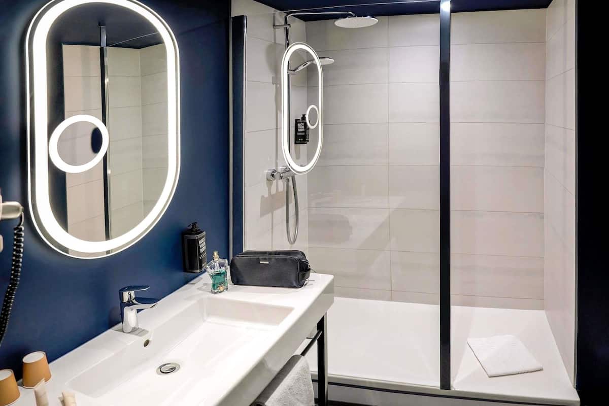 Standard Room, 1 Double Bed | In-room safe, desk, soundproofing, iron/ironing board