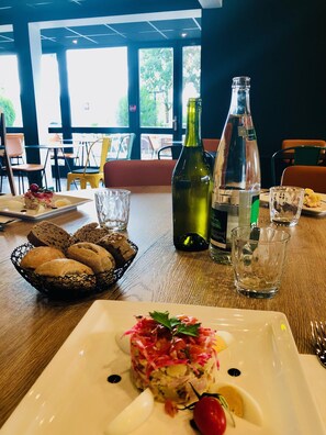 Abendessen, französische Küche, Speisen im Freien