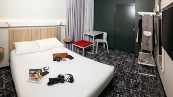 Standard Room, 1 Double Bed | In-room safe, desk, soundproofing, iron/ironing board