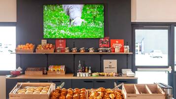 Colazione a buffet, servita tutte le mattine (13.50 EUR a persona)