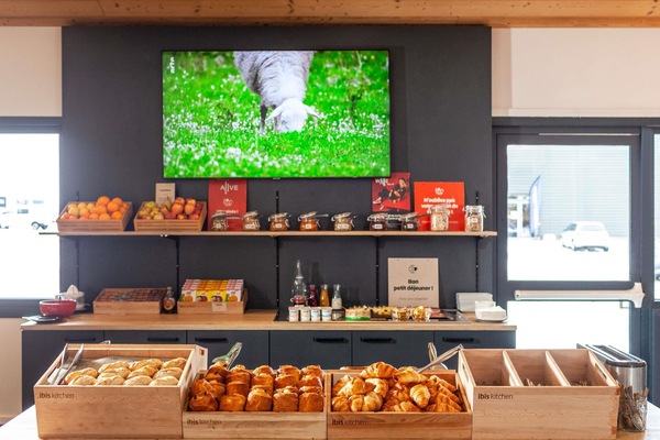 Sarapan bufet setiap hari (EUR 13.50 seorang)