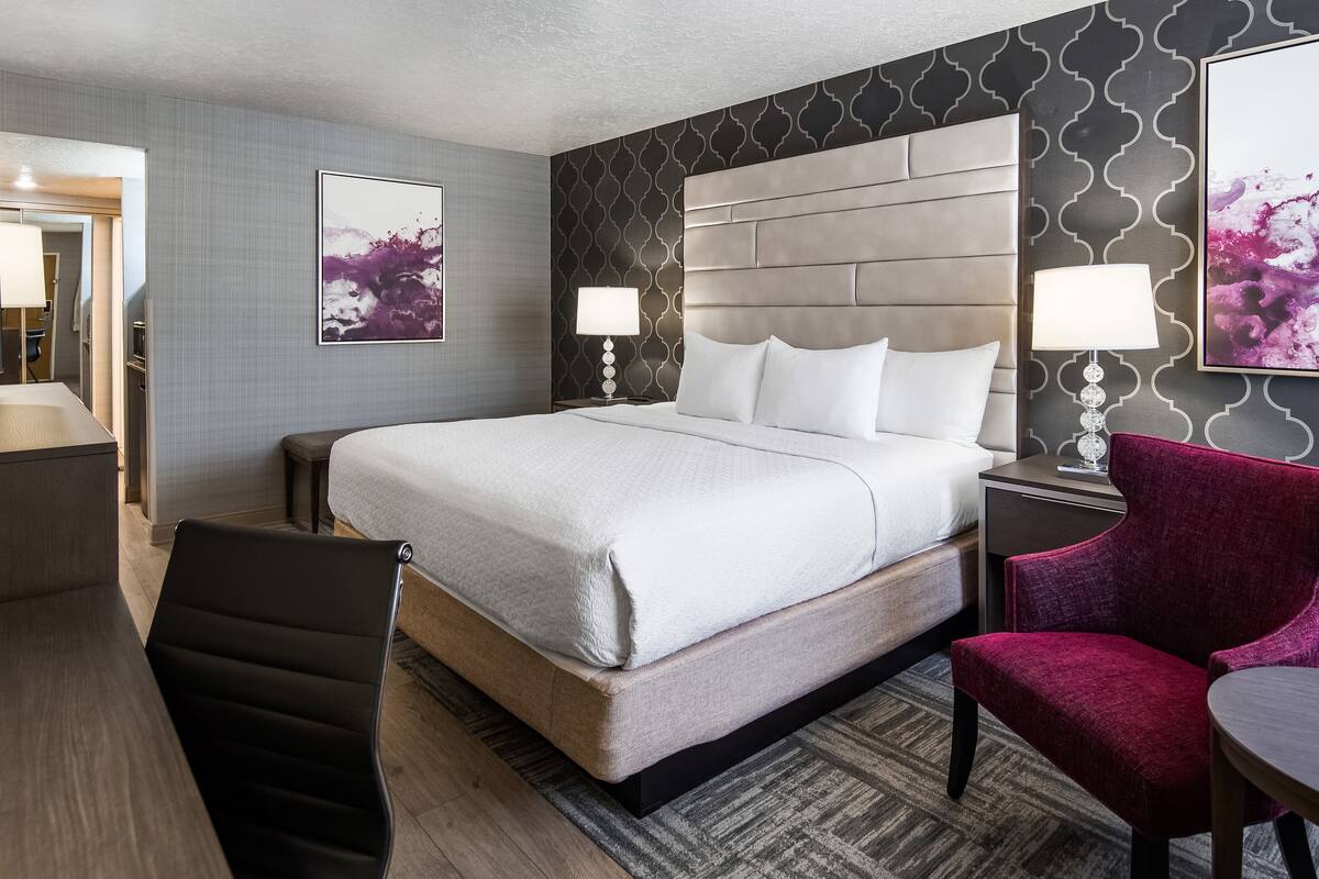 Standard Room, 1 King Bed | Premium bedding, desk, blackout drapes, iron/ironing board