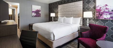 Biancheria da letto di alta qualità, una scrivania, tende oscuranti