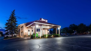 Fachada de la propiedad por la tarde o noche