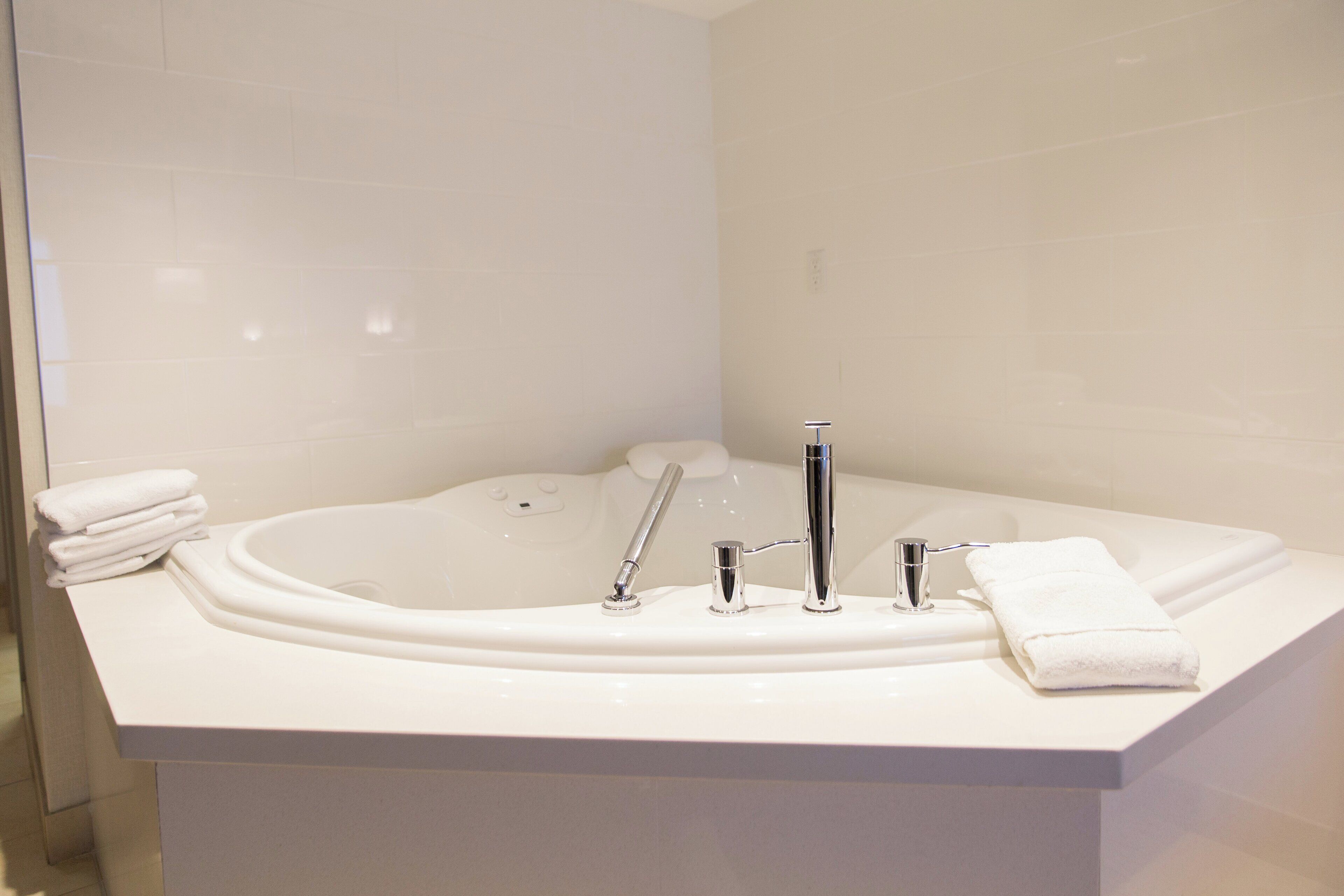 standard room, 1 king bed with sofa bed, jetted tub | 1 bedroom, in-room safe, desk, laptop workspace