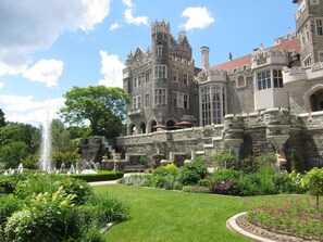 A large stone building with a formal garden and a fountain. - Holiday Inn Express & Suites Brampton by IHG (Brampton)