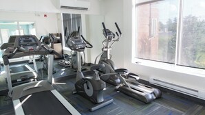 A gym with treadmills, elliptical machines, and stationary bikes. - Holiday Inn Express & Suites Brampton by IHG (Brampton)