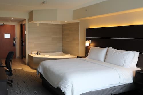 Habitación estándar, 1 cama de matrimonio grande con sofá cama, bañera de hidromasaje | Baño | Ducha, secador de pelo y toallas