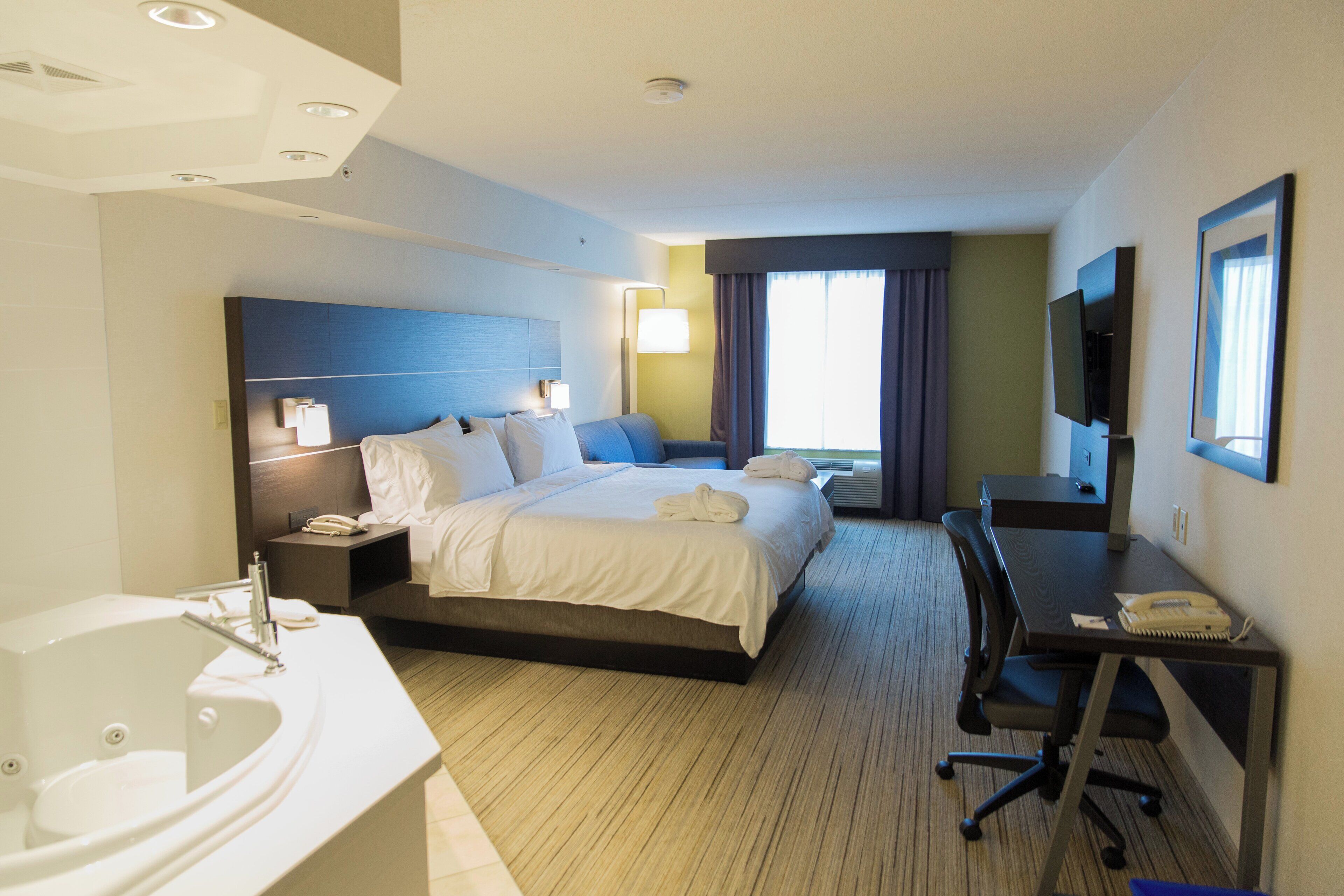 Standard Room, 1 King Bed with Sofa bed, Jetted Tub | In-room safe, desk, laptop workspace, soundproofing