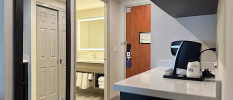 Zimmersafe, Schreibtisch, laptopgeeigneter Arbeitsplatz