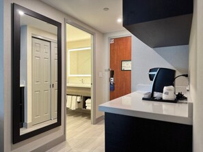 In-room safe, desk, laptop workspace, soundproofing - Holiday Inn Express & Suites Brampton by IHG (Brampton)