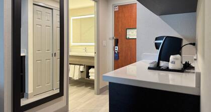 Holiday Inn Express & Suites Brampton by IHG