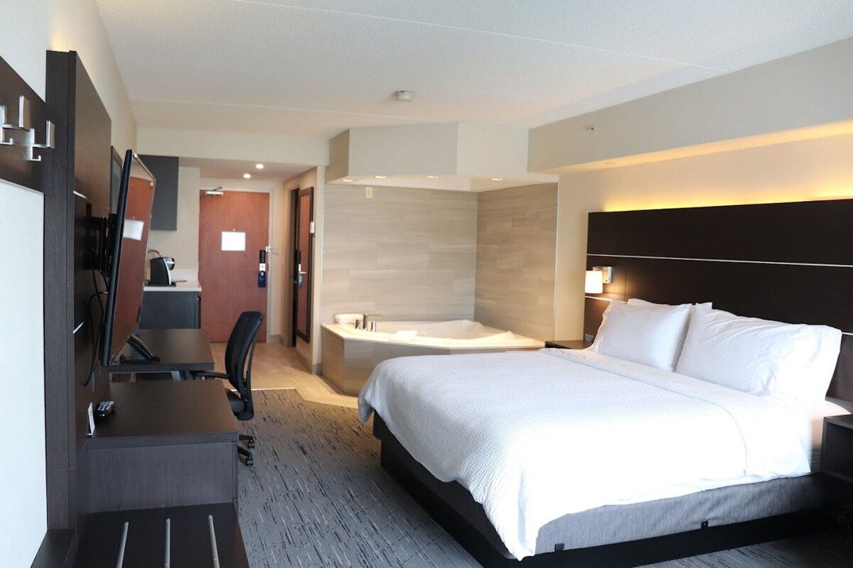 Standard Room, 1 King Bed with Sofa bed, Jetted Tub | In-room safe, desk, laptop workspace, soundproofing