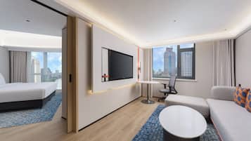 Peralatan tempat tidur premium, bar mini, peti besi dalam bilik, meja
