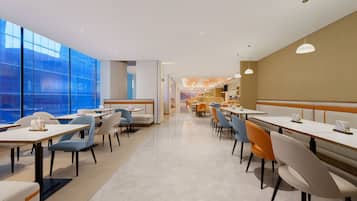 2 restaurants; breakfast, lunch, and dinner served