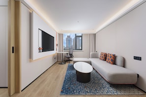 1 King Suite | Premium bedding, minibar, in-room safe, desk - Holiday Inn Express Dalian City Centre by IHG (Dalian)