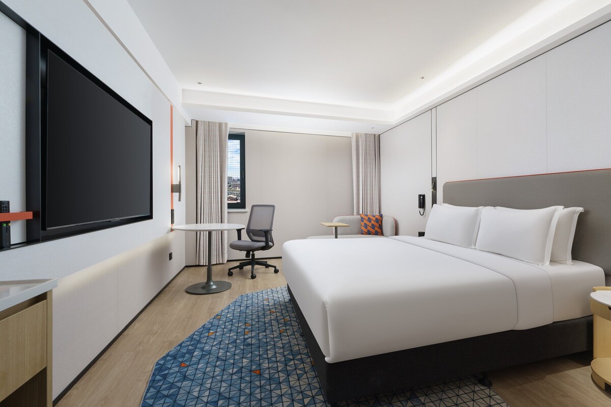 1 King Standard Atrium View | Premium bedding, minibar, in-room safe, desk