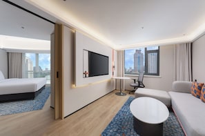 1 King Suite | Premium bedding, minibar, in-room safe, desk - Holiday Inn Express Dalian City Centre by IHG (Dalian)