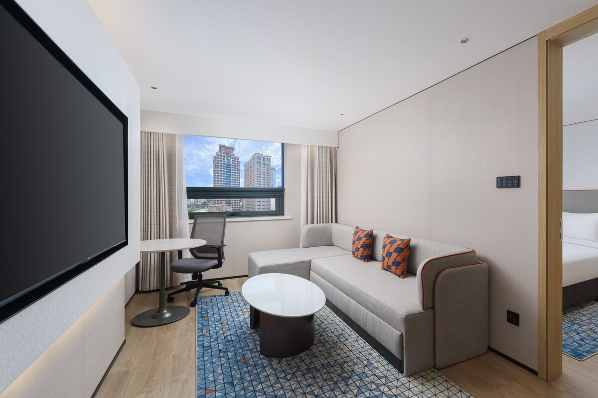 1 Super King Bed Suite Separate Bath and Walk-in Shower | Premium bedding, minibar, in-room safe, desk