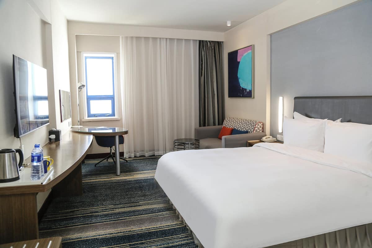 Standard Room, 1 King Bed (Atrium View) | 1 bedroom, premium bedding, minibar, in-room safe