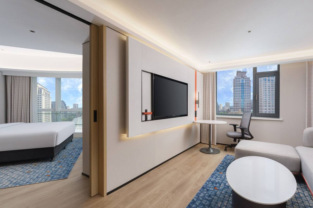1 King Suite | Premium bedding, minibar, in-room safe, desk