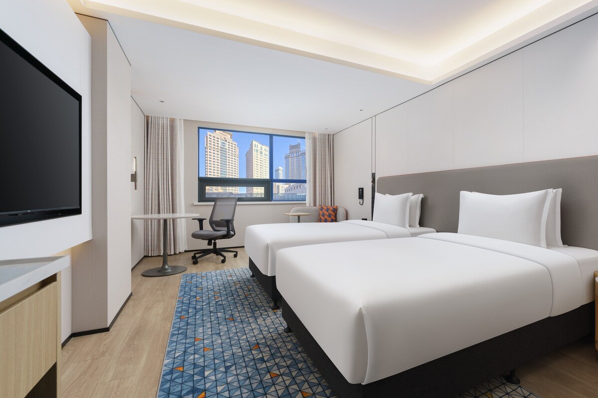 Hollywood Twin Standard | Premium bedding, minibar, in-room safe, desk