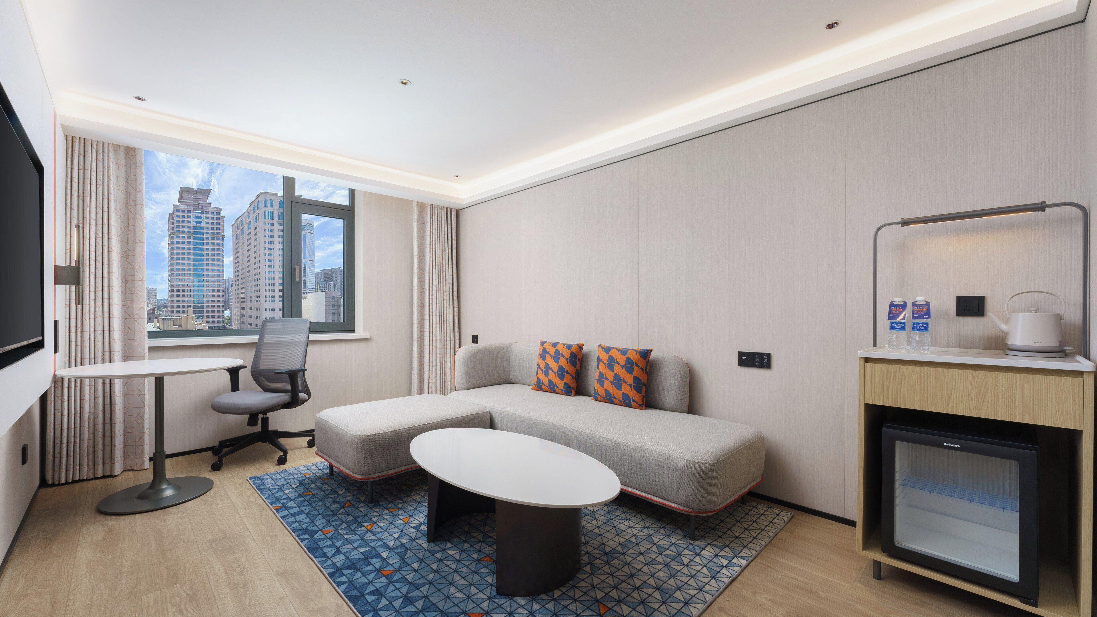 Suite | Luxe beddengoed, een minibar, een kluis op de kamer, een bureau