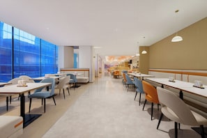 Breakfast served - Holiday Inn Express Dalian City Centre by IHG (Dalian)