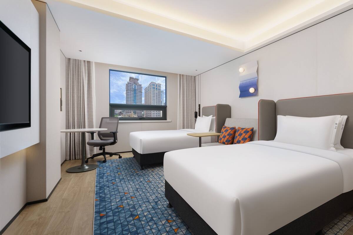 Standard Room, 2 Twin Beds | Premium bedding, minibar, in-room safe, desk