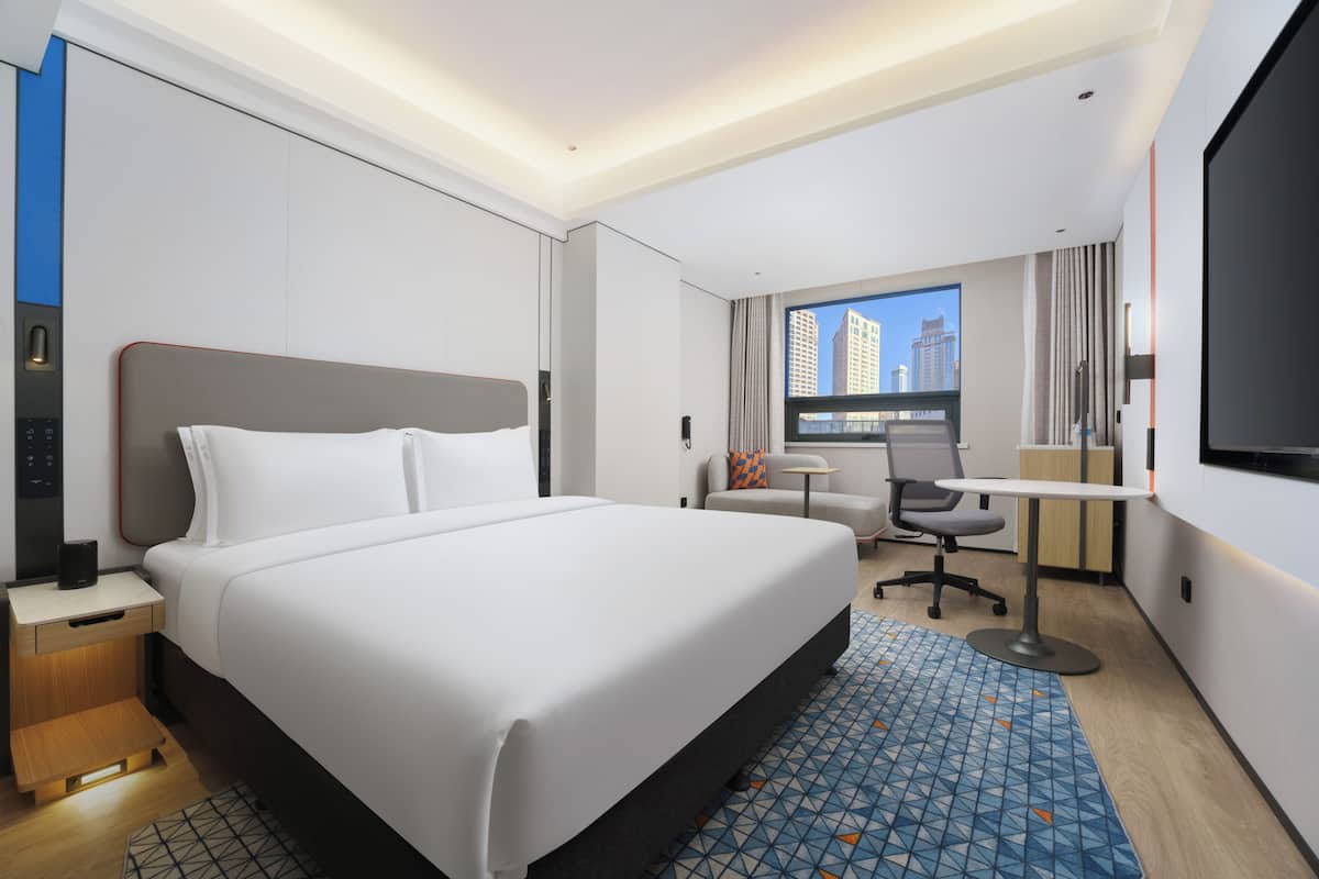 King Standard | Premium bedding, minibar, in-room safe, desk
