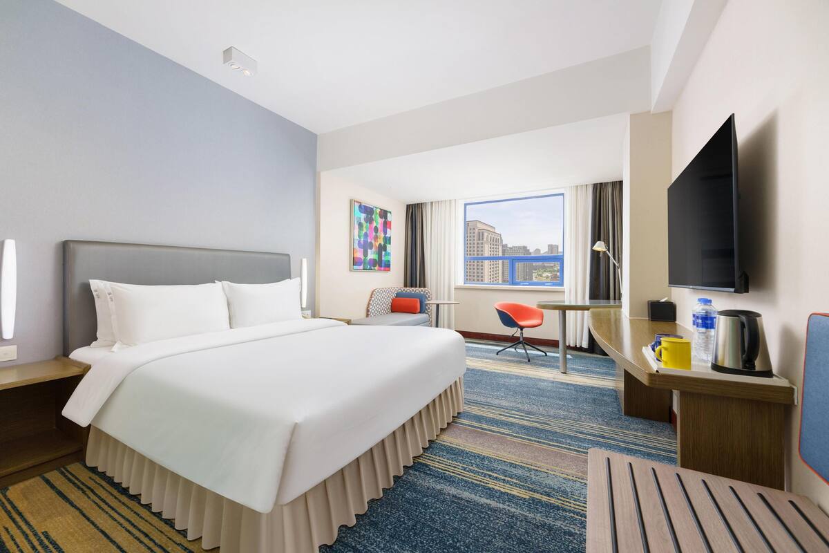 Premium bedding, minibar, in-room safe, desk