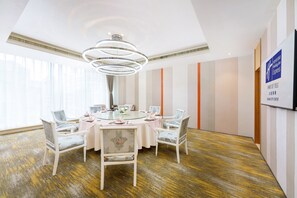 2 restaurants, breakfast served