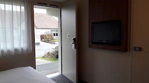 Escrivaninha, quartos à prova de som, Wi-Fi de cortesia, roupa de cama