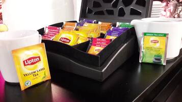 A tea display with various Lipton tea flavors in a black tray.